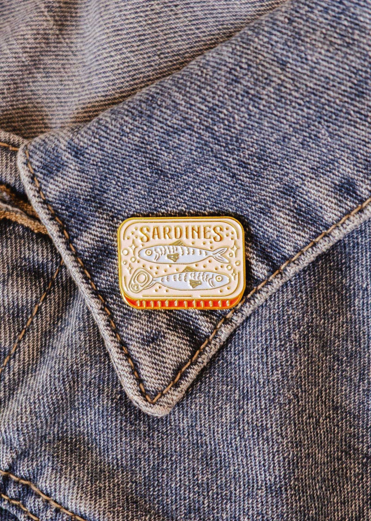 Emaille-Pin „Gemütliche Sardinen“