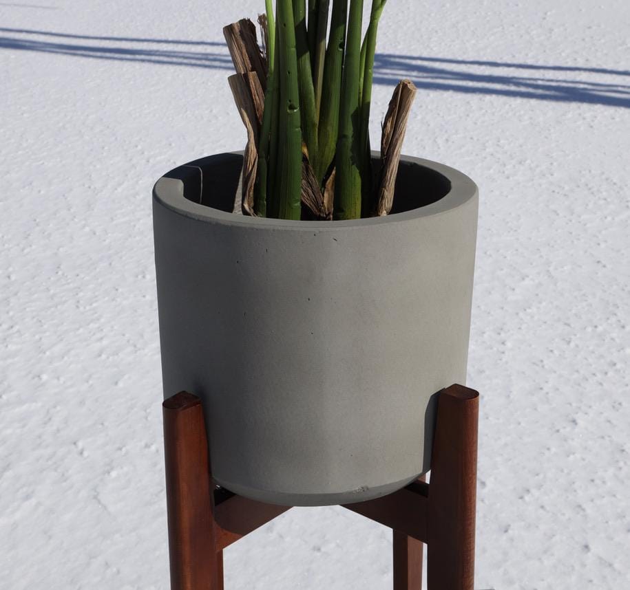 Lori Grey Pflanzgefäß im Mid-Century-Stil mit Holzständer