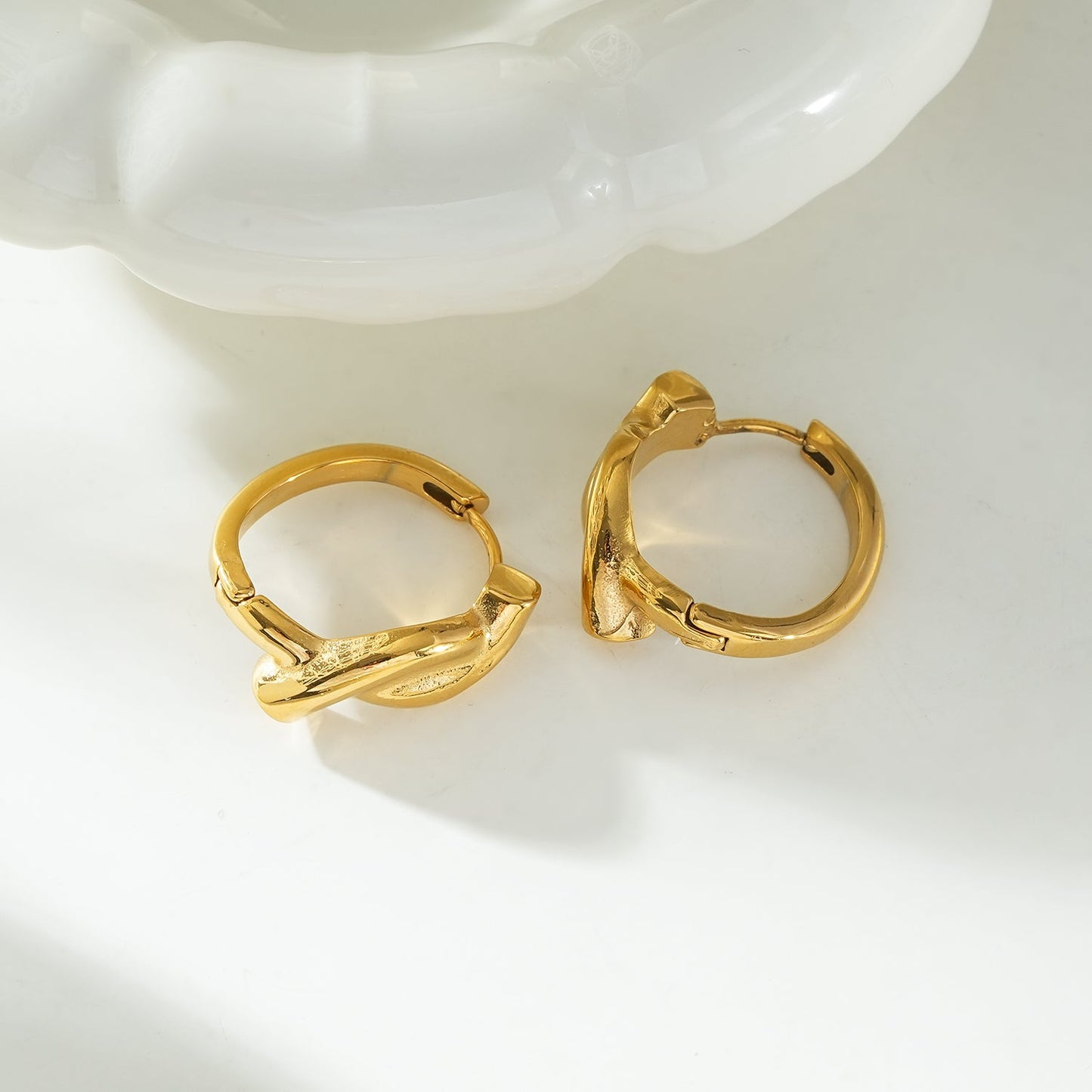 SIYAMI Gold: Sculpted Wave Hoop Earrings