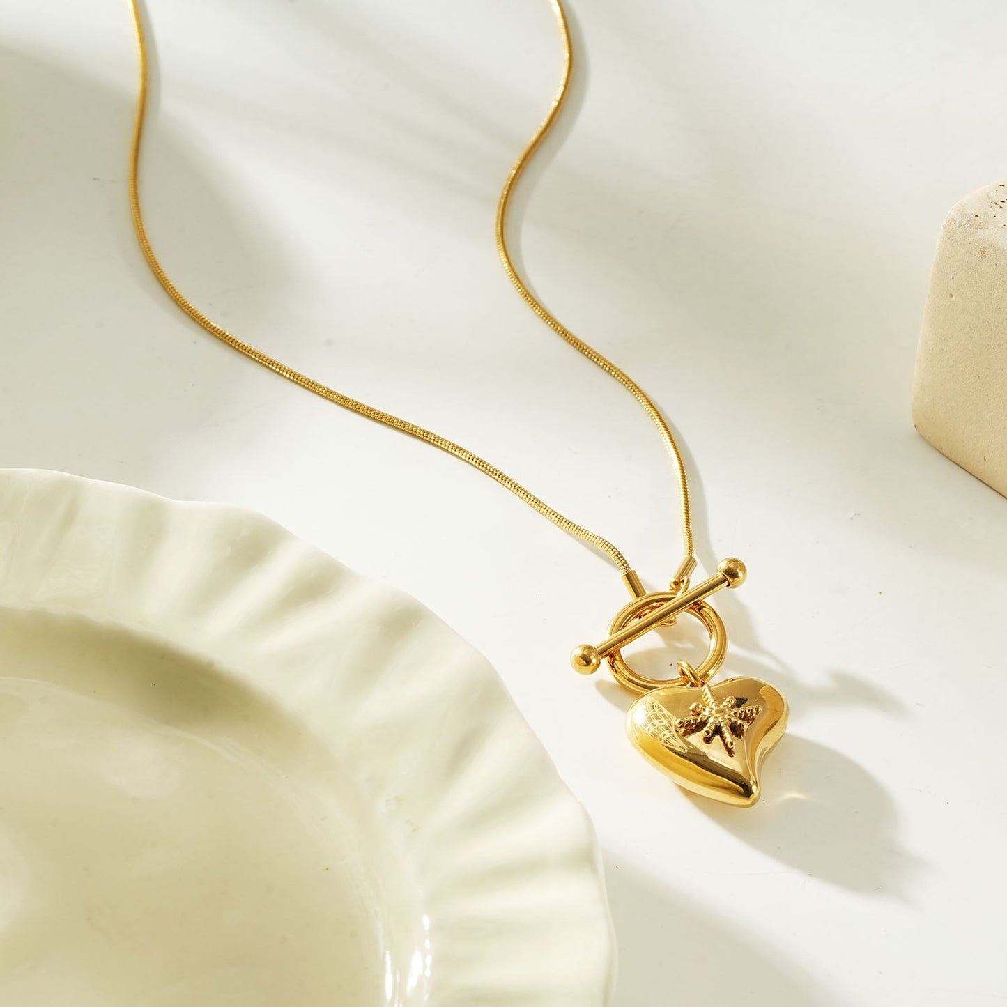 WANNI Gold: Radiant Heart Toggle Pendant Necklace – Contemporary Gold Heart Charm Statement Necklace