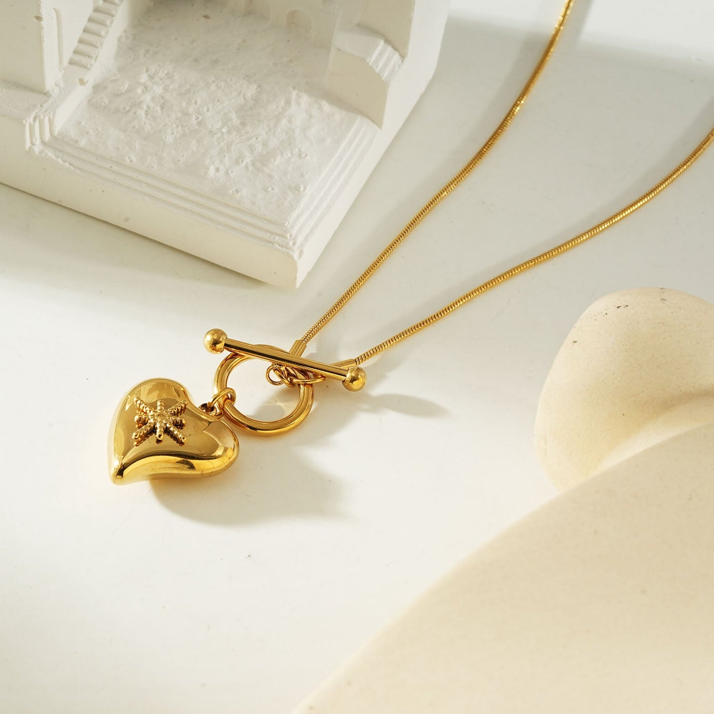 WANNI Gold: Radiant Heart Toggle Pendant Necklace – Contemporary Gold Heart Charm Statement Necklace
