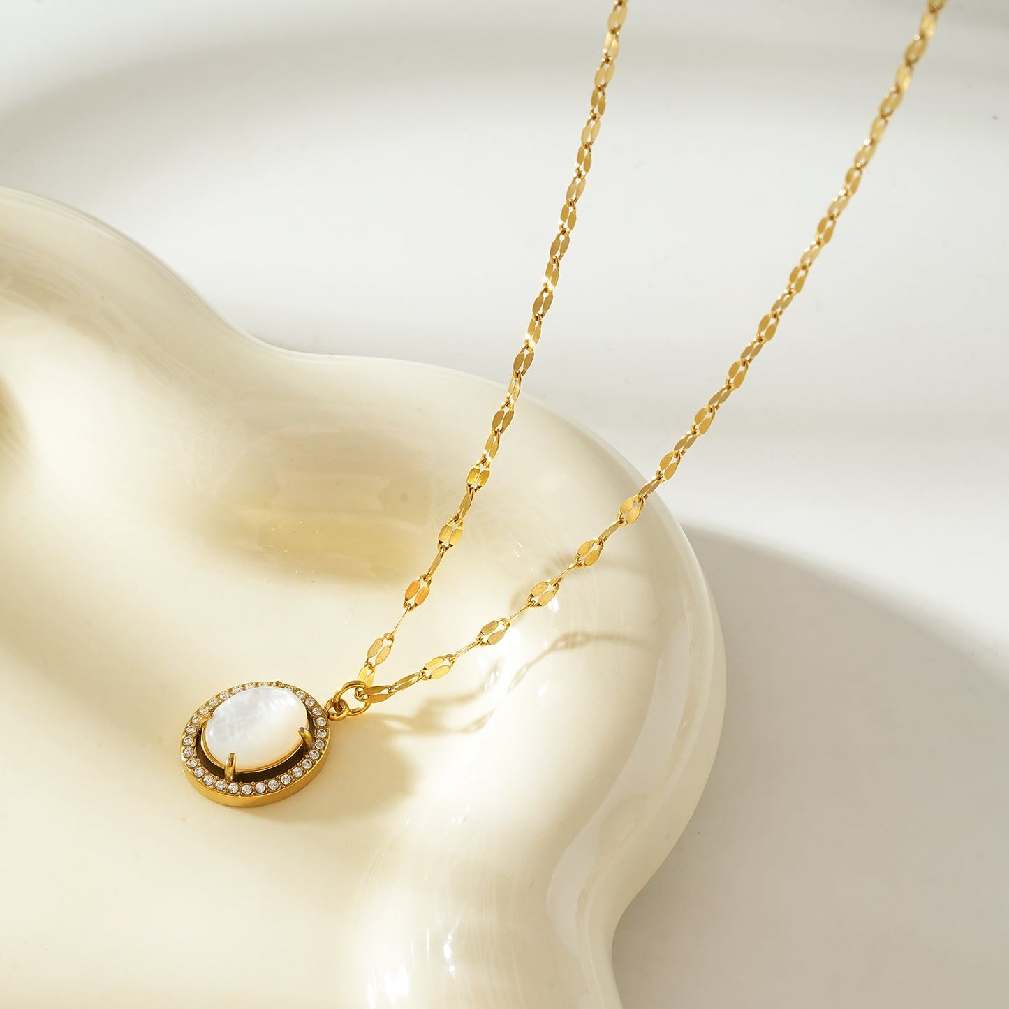 HAMMELA Gold: Pendant Necklace with a Pearl Centre & Crystal Halo