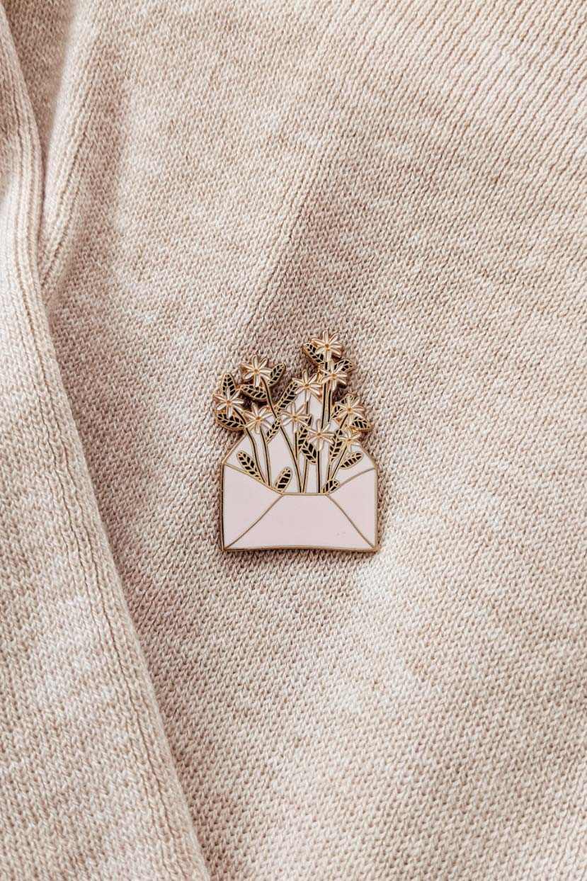 Brief voller Blumen Emaille-Pin