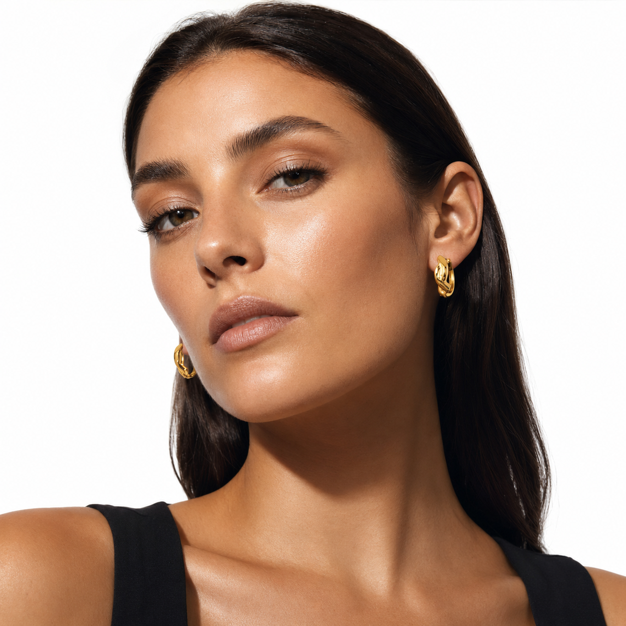 SIYAMI Gold: Sculpted Wave Hoop Earrings