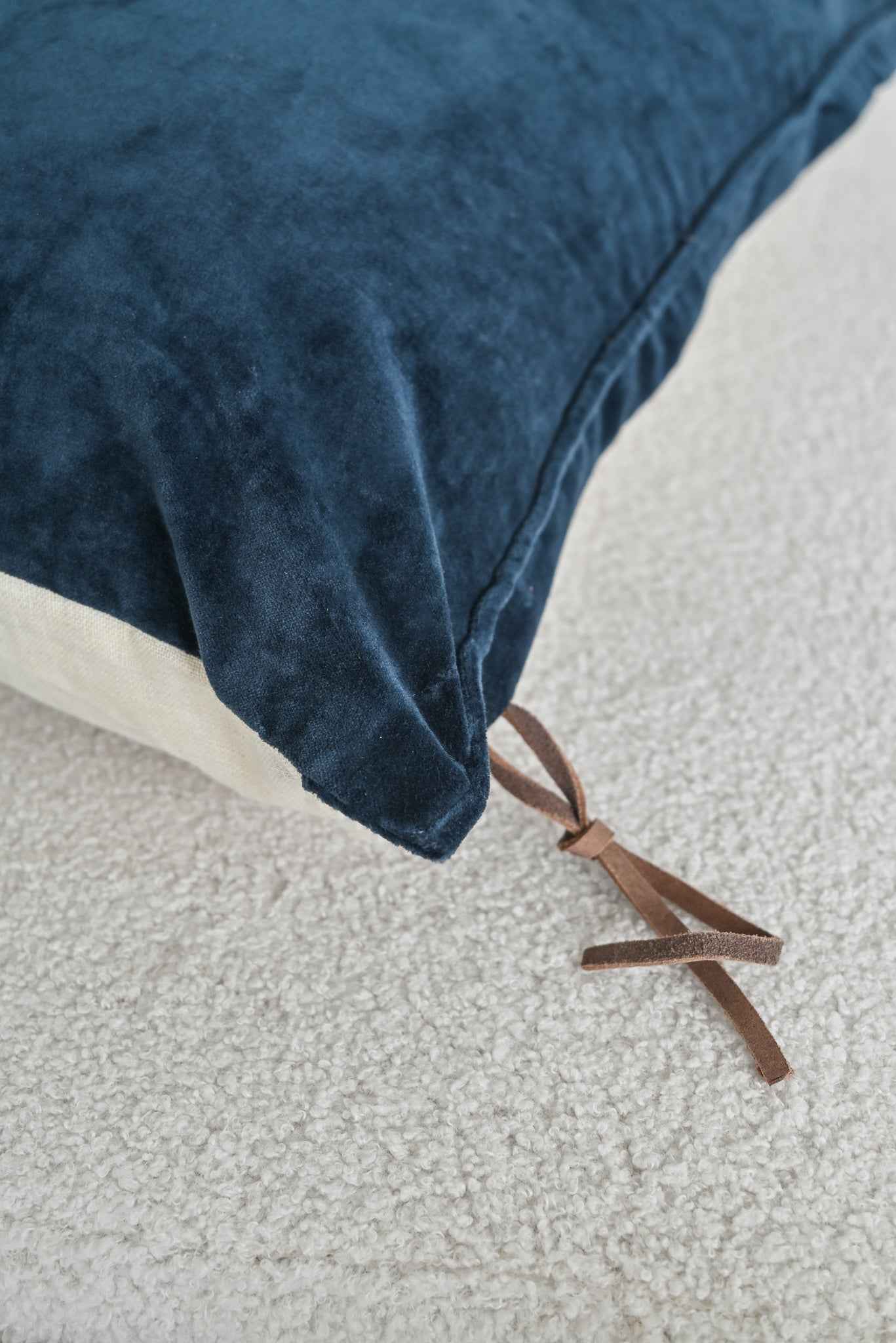 VELVET - HOTEL COLLECTION NAVY LUMBAR