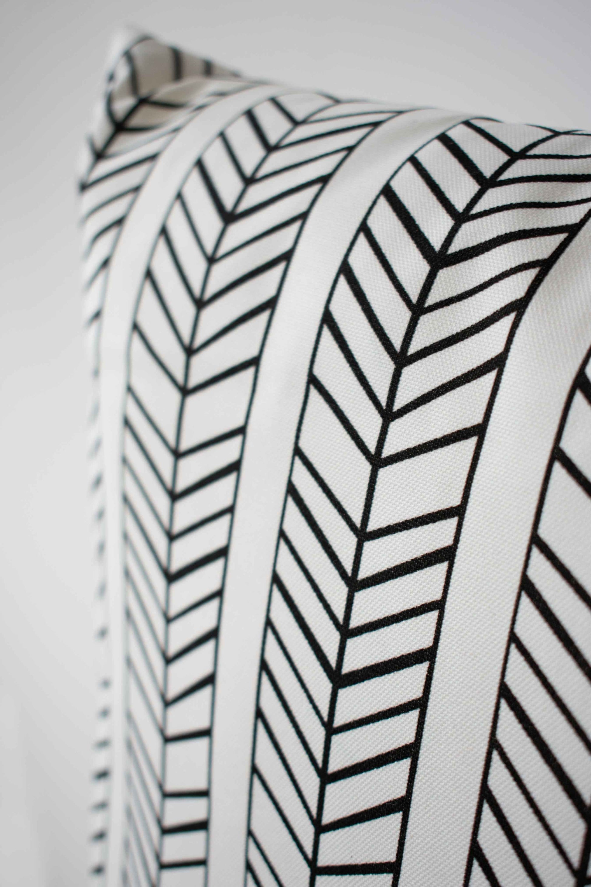 OUTDOOR PILLOW - BLACK AND WHITE 20"