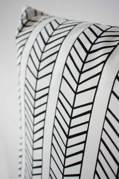 OUTDOOR PILLOW - BLACK AND WHITE 20"