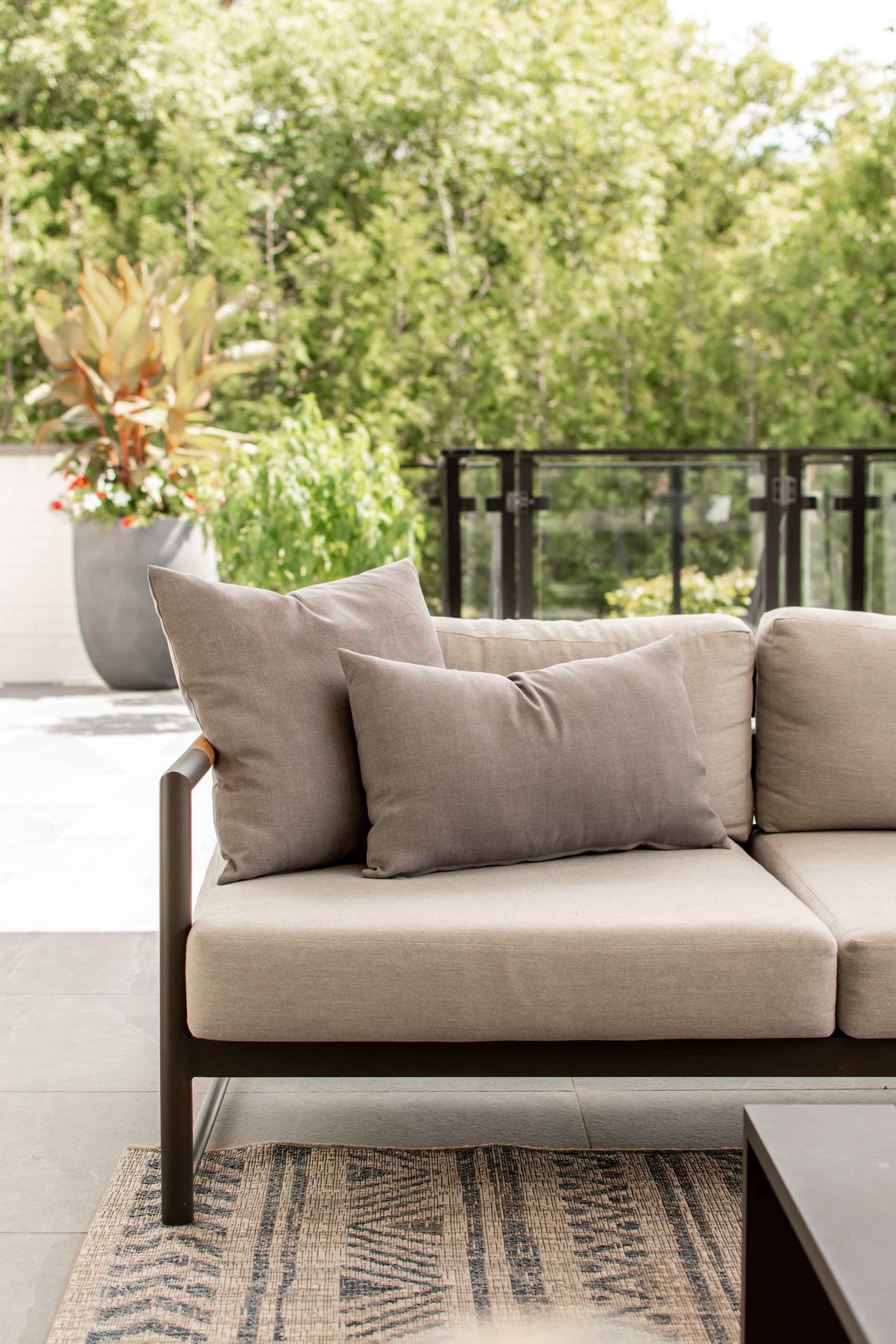 OUTDOOR PILLOW - GREY LUMBAR