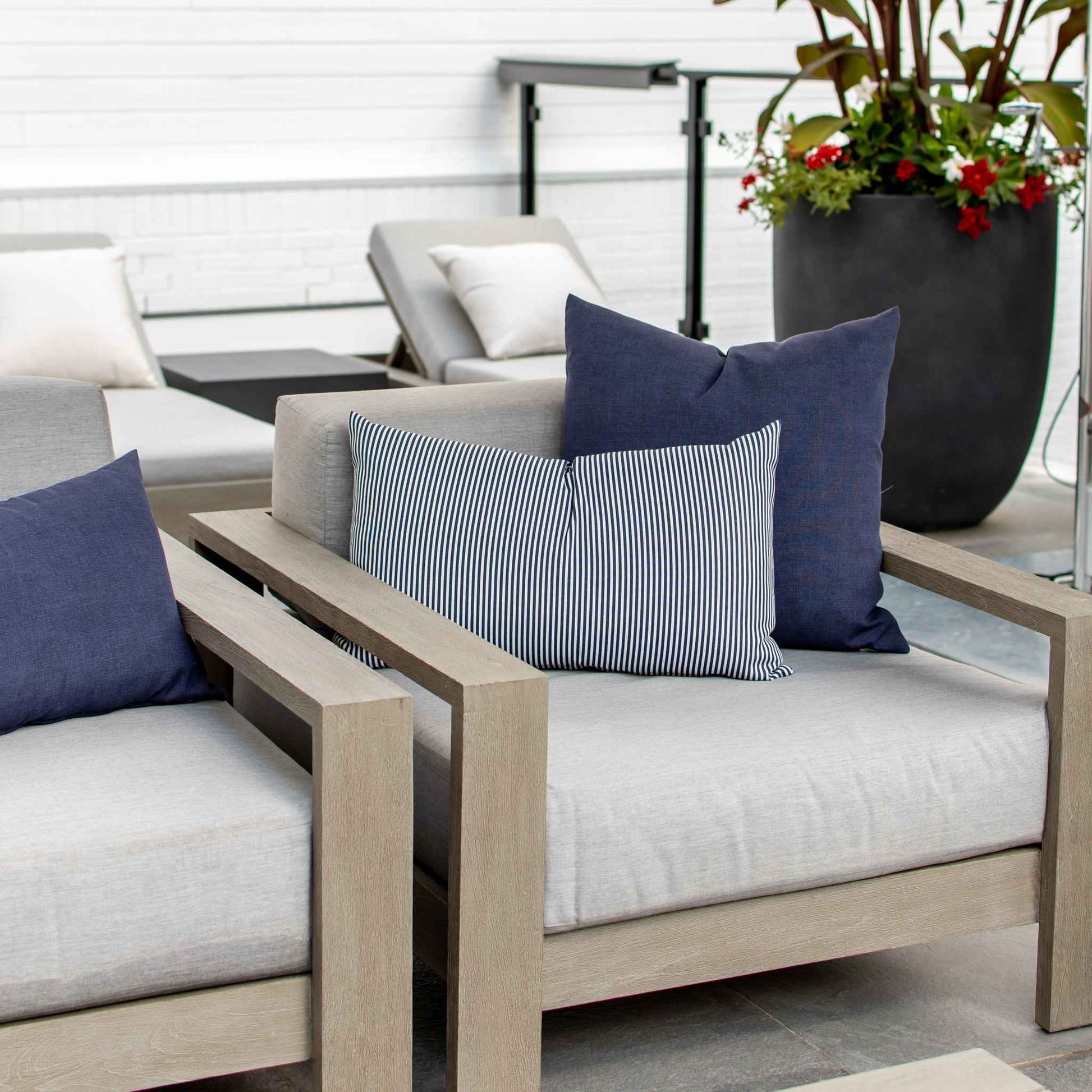 OUTDOOR PILLOW - NAVY STRIPE LUMBA