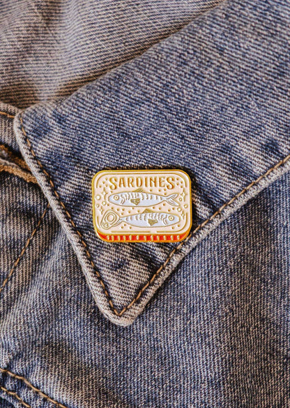 Emaille-Pin „Gemütliche Sardinen“